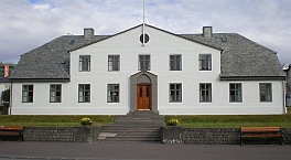 800px-Iceland-Reykjavik-Stjornarrad-1