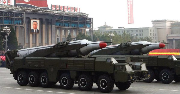 Rachetă Musudan-ri pe lansator mobil în timpul unei parade la Pyongyang