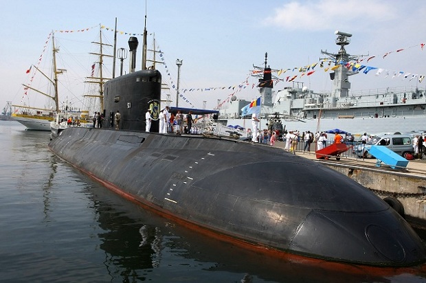 Submarinul Delfinul legat la cheu