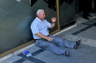crying-greek-pensioner-the-story-behind-the-poignant-photo
